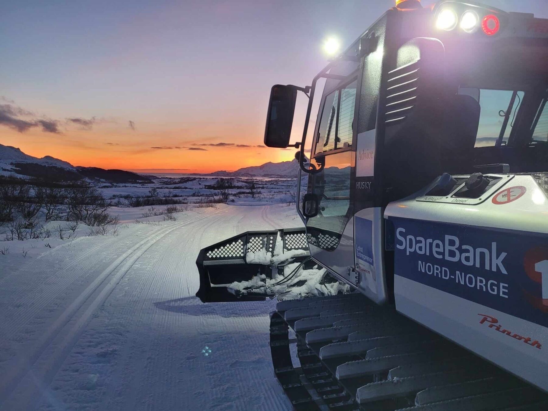 Løypemaskin i vinterlandskap ved Leknes